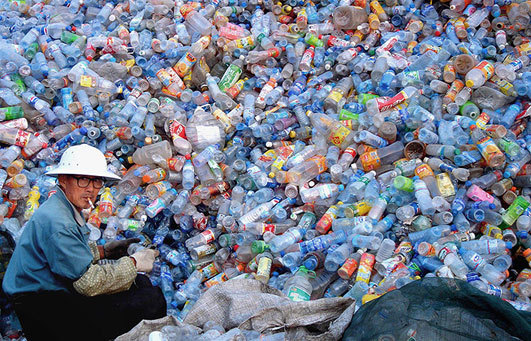 Сборщик пластиковых бутылок © globalflare.com