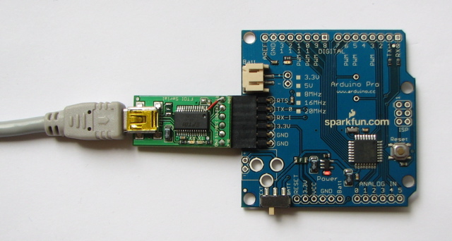 Arduino Pro, подключенная к (и питаемая) отладочной плате SparkFun FTDI Basic Breakout Board (прототипная версия) и USB-кабелю с разъемом Micro-B