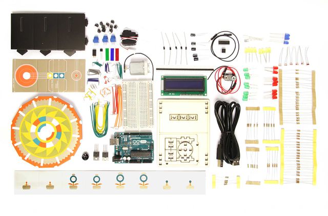 Базовый набор Arduino включает в себя плату Arduino Uno и более 150 различных компонентов