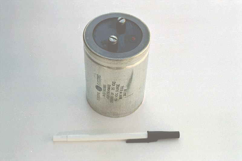 Рис. 4. Фото 2: электролитический конденсатор с большей ёмкостью, но низким рабочим напряжением.