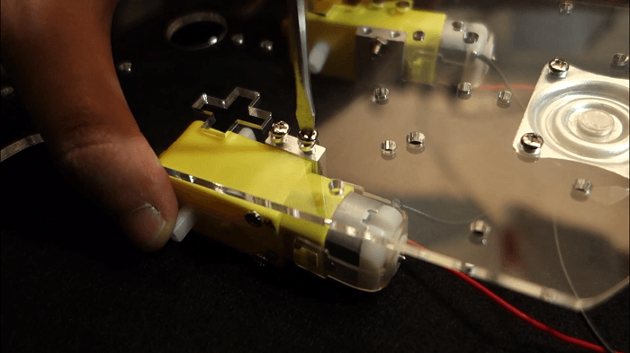 Файл:Assembling robot chassis 11.png