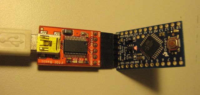 Arduino Pro Mini, подключенная к (и питаемая) отладочной плате SparkFun FTDI Basic Breakout Board и USB-кабелю с разъемом Mini-B. Имейте в виду, что у старых версий Pro Mini ориентация 6-контактного разъема может быть перевернута. Поэтому проверяйте, совпадают ли надписи GRN и BLK на Pro Mini и отладочной плате