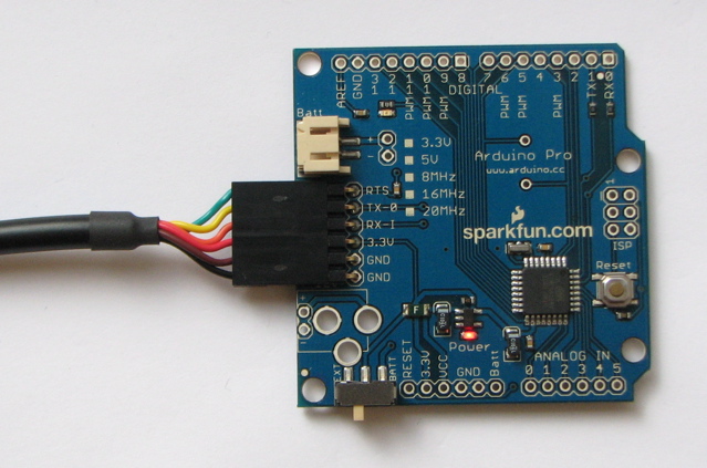 Arduino Pro, подключенная к (и питаемая) кабелю FTDI USB - TTL Level Serial Converter. Зеленый и желтый провода соответствуют словам «green» и «yellow», написанным под контактами