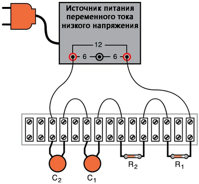 Рис. 2. Иллюстрация: последовательная цепь переменного тока в двумя резисторами и двумя конденсаторами (реализация на клеммной колодке).